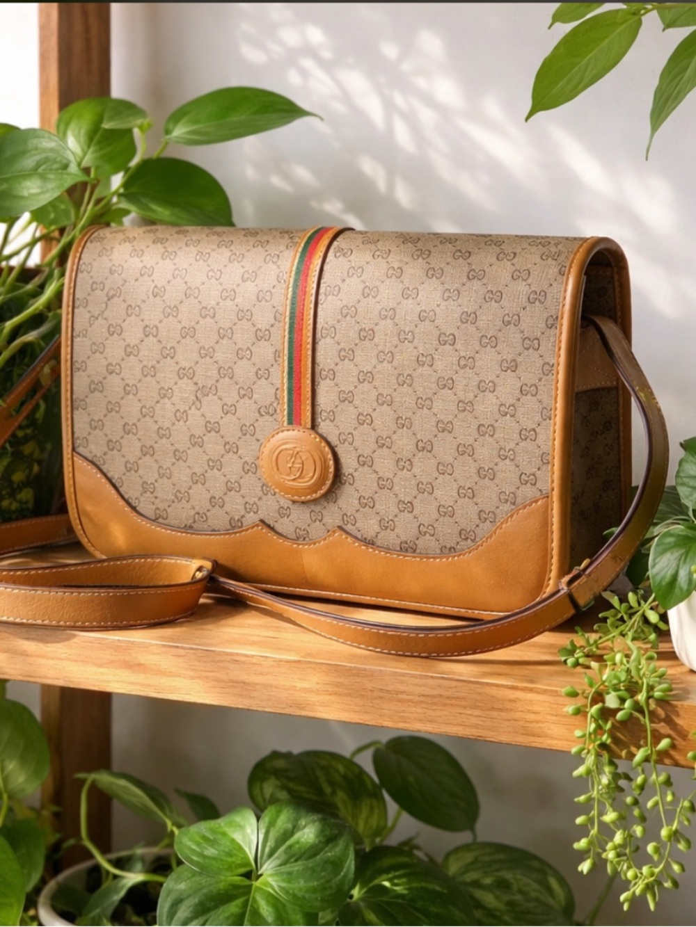 Authentic Gucci Sherry Line Leather Crossbody/Shoulder Bag. - Picture 3 of 17